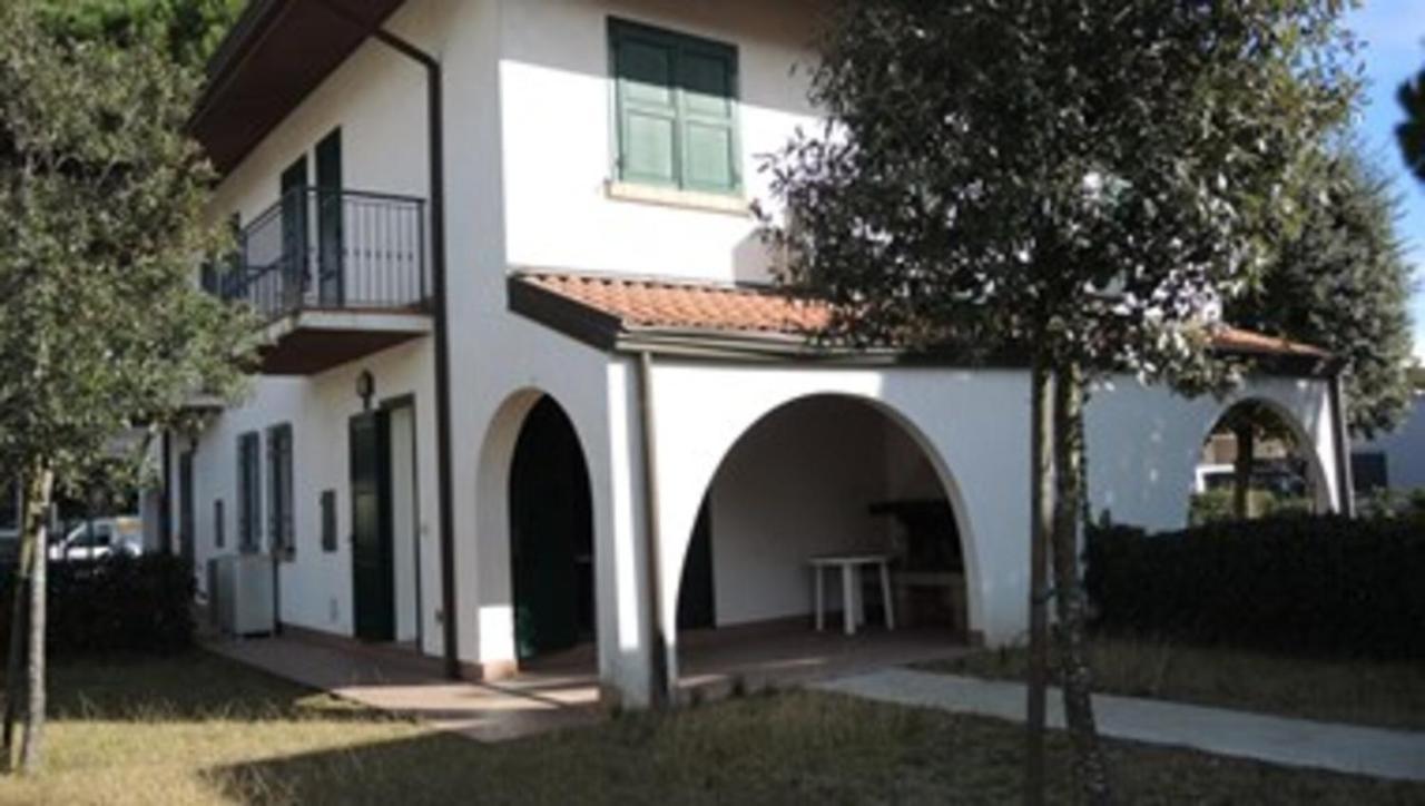Amazing Villa With Private Garden In Bibione Exterior photo